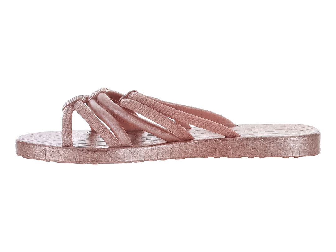 Sandalia Ipanema color rosa metálico con múltiples correas cruzadas y suela plana.