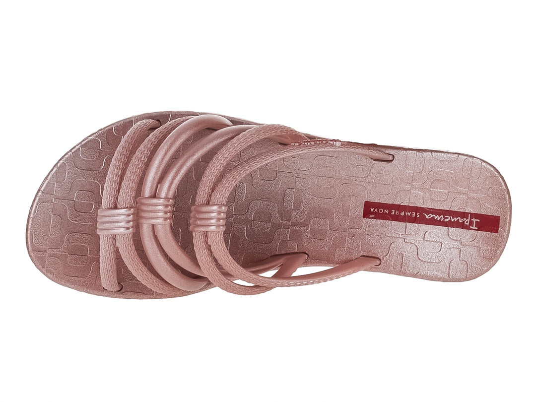 Sandalia Ipanema color rosa metálico con múltiples correas cruzadas y suela plana.