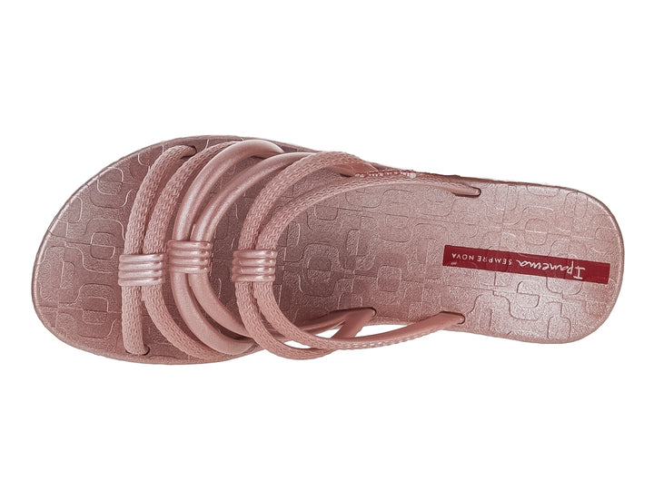 Sandalia Ipanema color rosa metálico con múltiples correas cruzadas y suela plana.