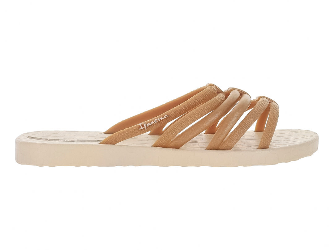 Sandalias Ipanema color beige y oro con múltiples tiras transversales y suela plana.