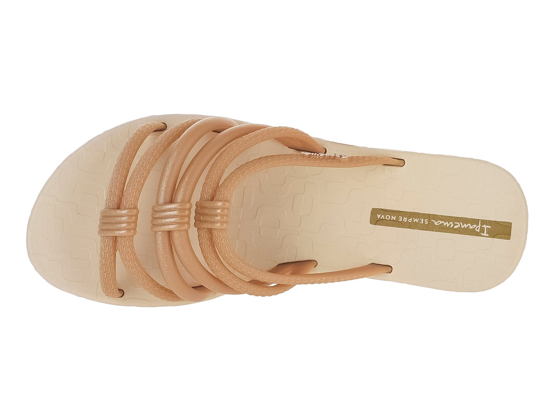 Sandalias Ipanema color beige y oro con múltiples tiras transversales y suela plana.