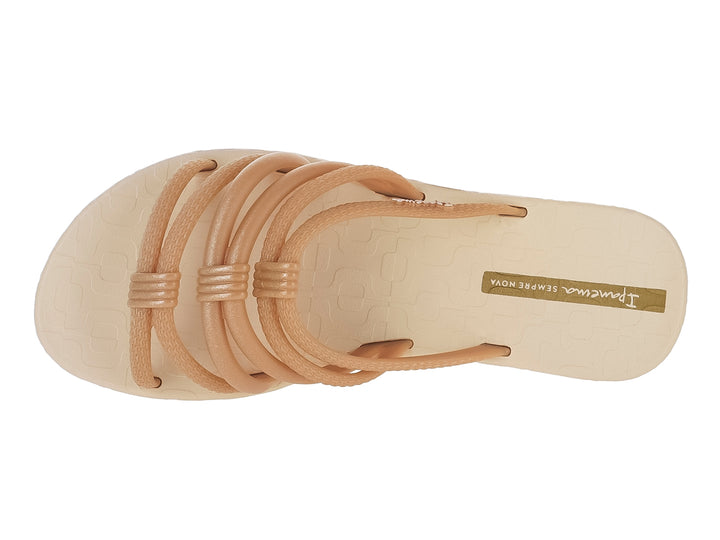 Sandalias Ipanema color beige y oro con múltiples tiras transversales y suela plana.