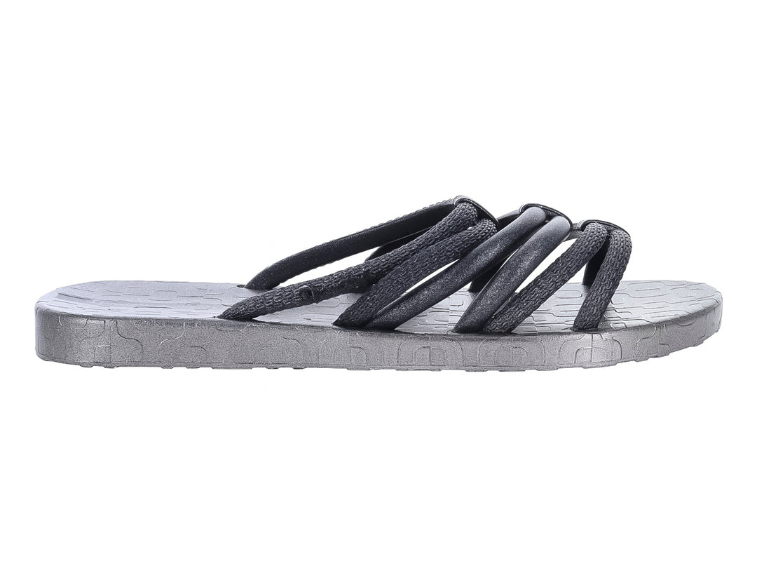Sandalia slide Ipanema de color gris con tiras cruzadas en la parte superior y suela plana.