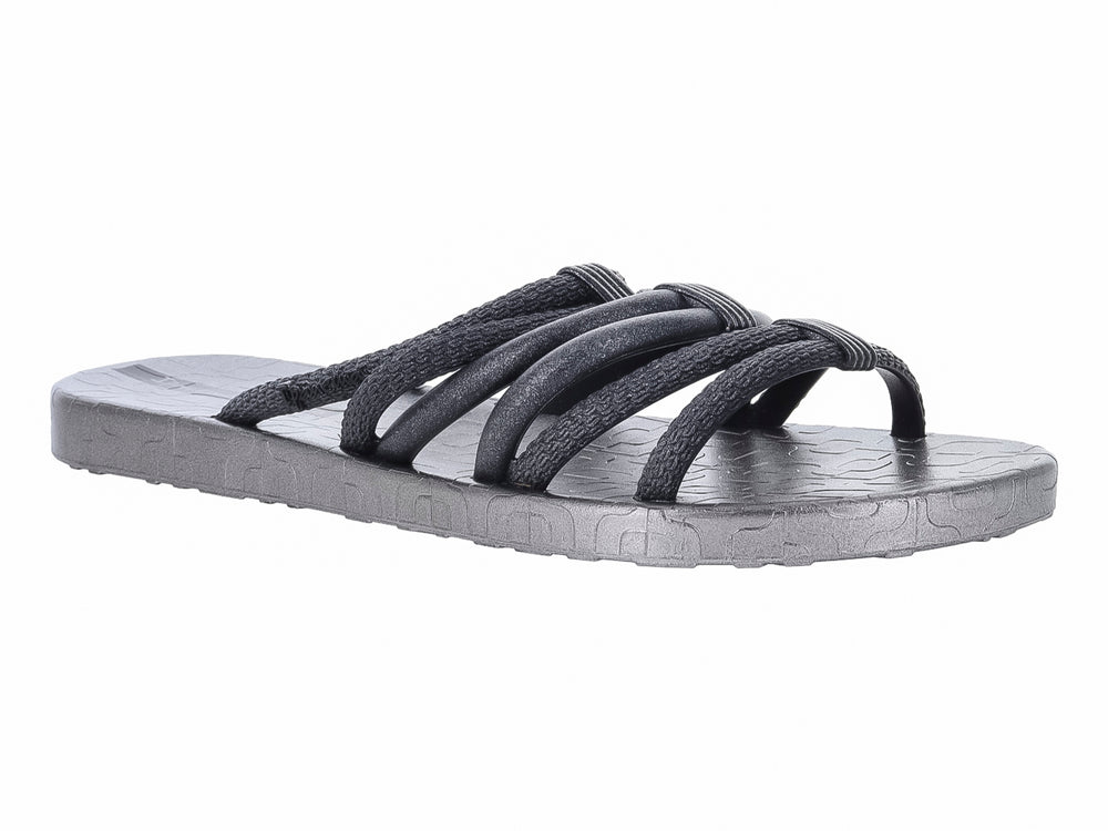 Sandalia slide Ipanema de color gris con tiras cruzadas en la parte superior y suela plana.
