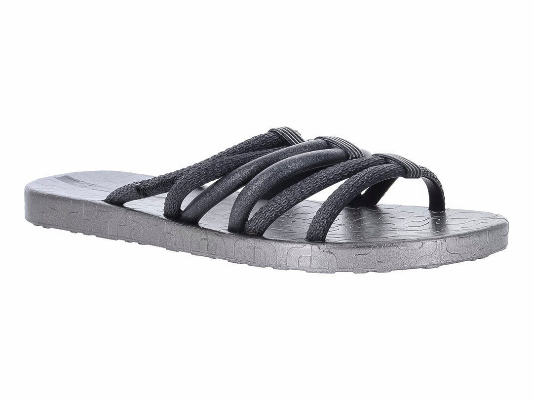 Sandalia slide Ipanema de color gris con tiras cruzadas en la parte superior y suela plana.