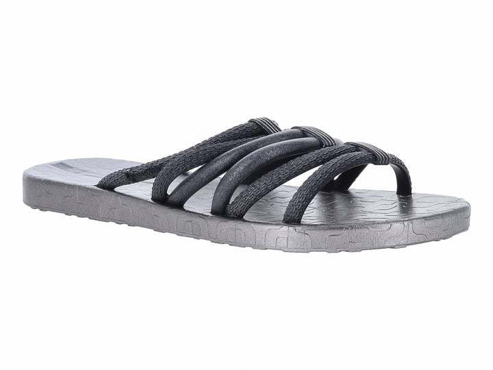 Sandalia slide Ipanema de color gris con tiras cruzadas en la parte superior y suela plana.