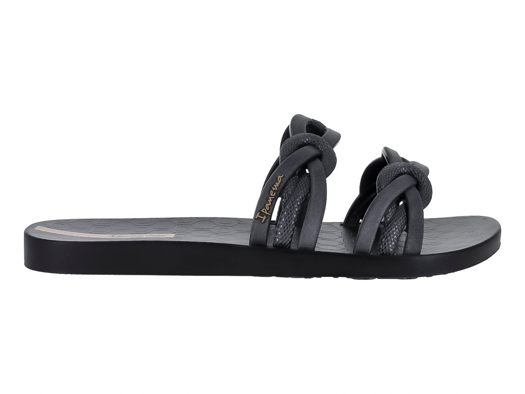 Sandalia slide Ipanema color negro y plata con correas entrelazadas en forma de nudo.