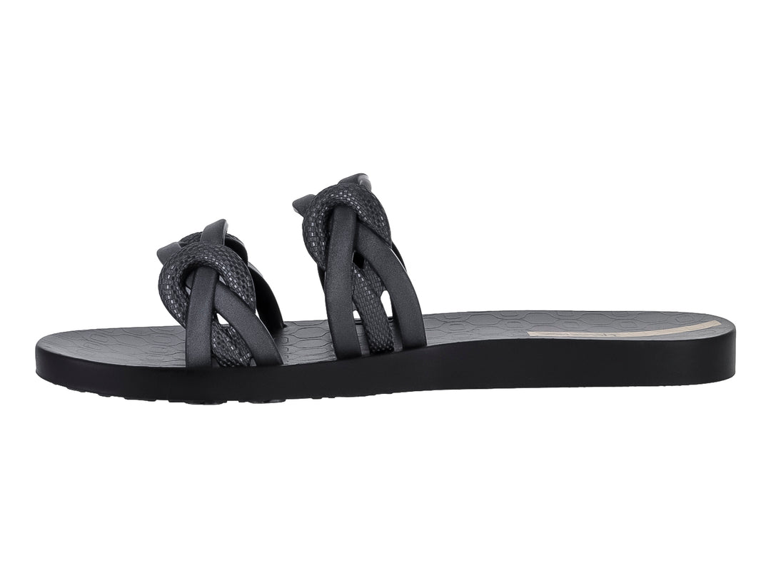 Sandalia slide Ipanema color negro y plata con correas entrelazadas en forma de nudo.