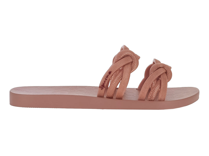 Sandalia plana Ipanema color rosa bronce con tiras anchas decoradas con nudos.
