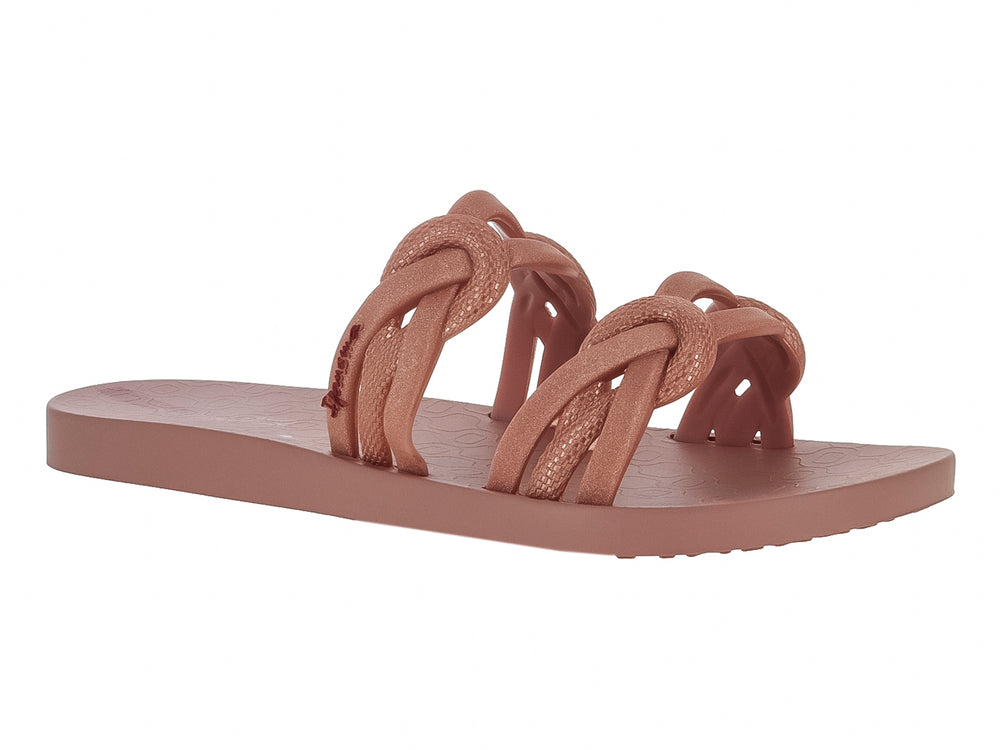 Sandalia plana Ipanema color rosa bronce con tiras anchas decoradas con nudos.