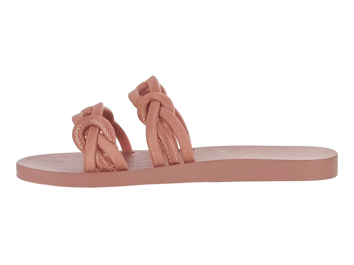 Sandalia plana Ipanema color rosa bronce con tiras anchas decoradas con nudos.