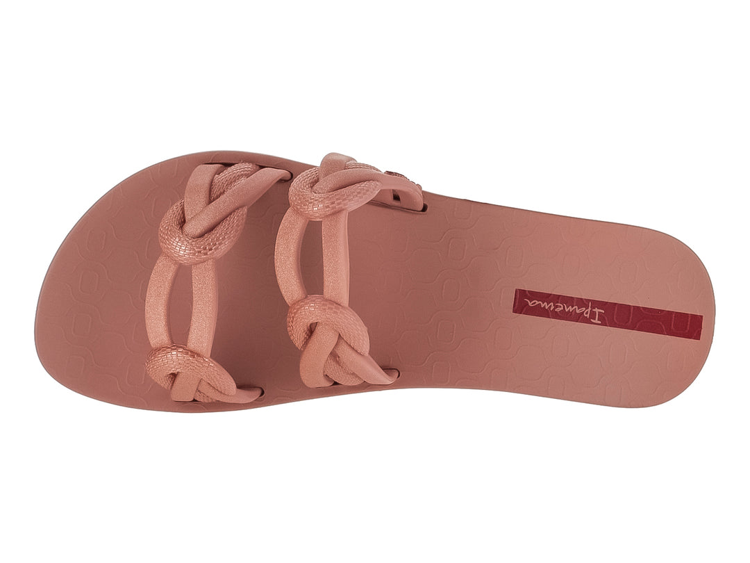 Sandalia plana Ipanema color rosa bronce con tiras anchas decoradas con nudos.