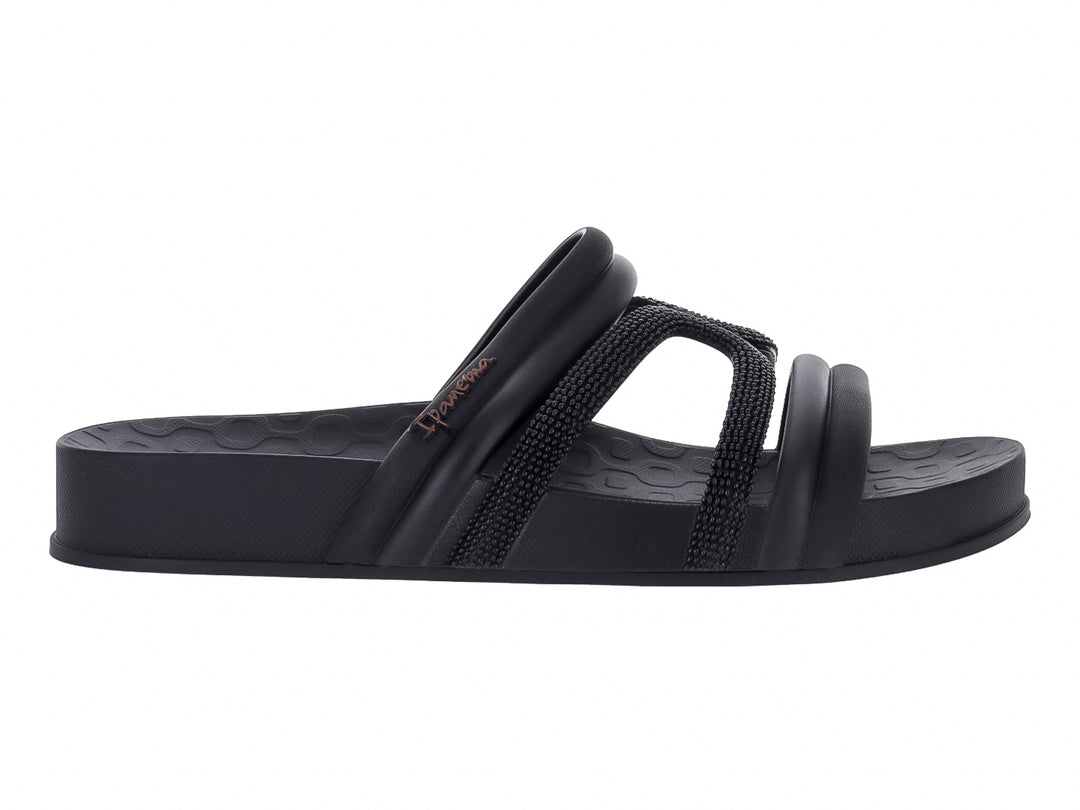 Sandalia slide Ipanema color negro con tres tiras, incluyendo una con textura tejida.