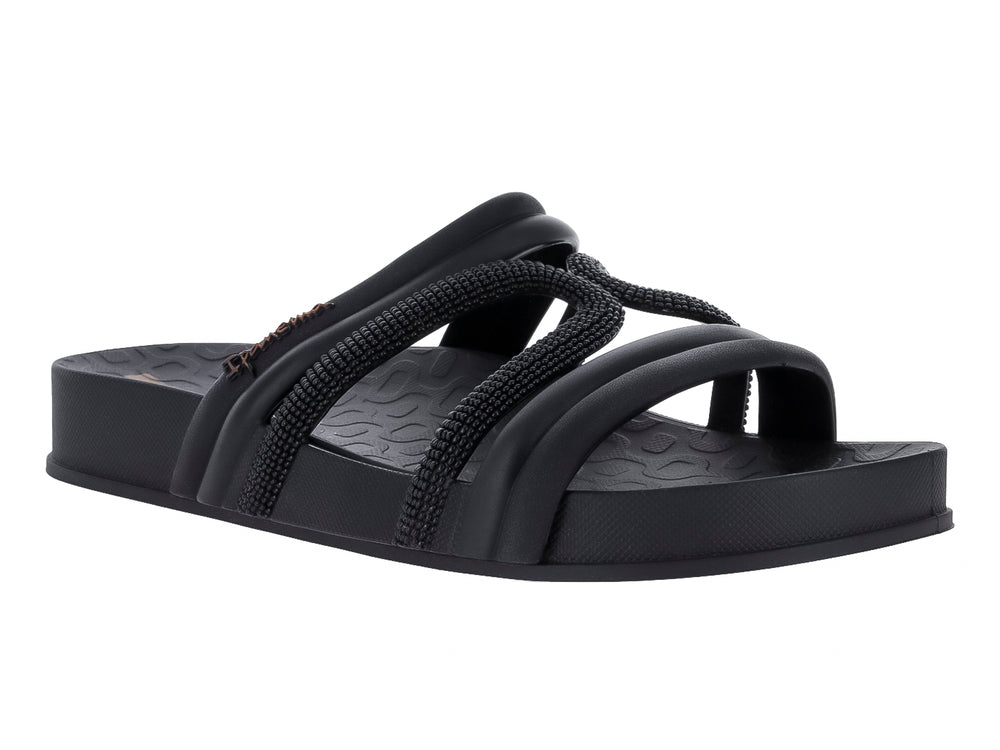 Sandalia slide Ipanema color negro con tres tiras, incluyendo una con textura tejida.