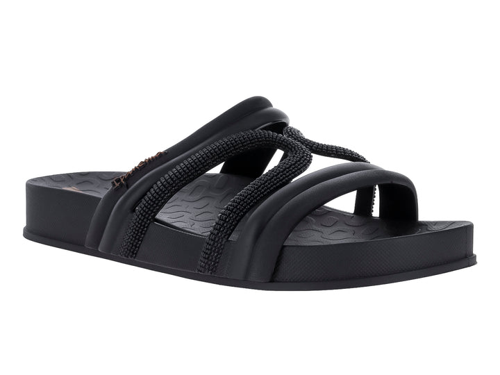 Sandalia slide Ipanema color negro con tres tiras, incluyendo una con textura tejida.