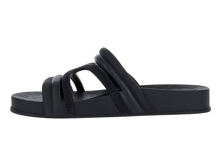 Sandalia slide Ipanema color negro con tres tiras, incluyendo una con textura tejida.