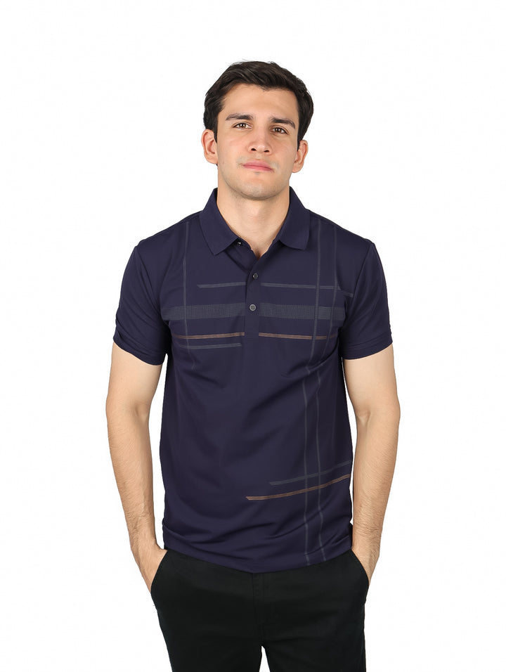 Hombre vistiendo playera polo color azul marino con detalles lineales discretos y pantalones negros.