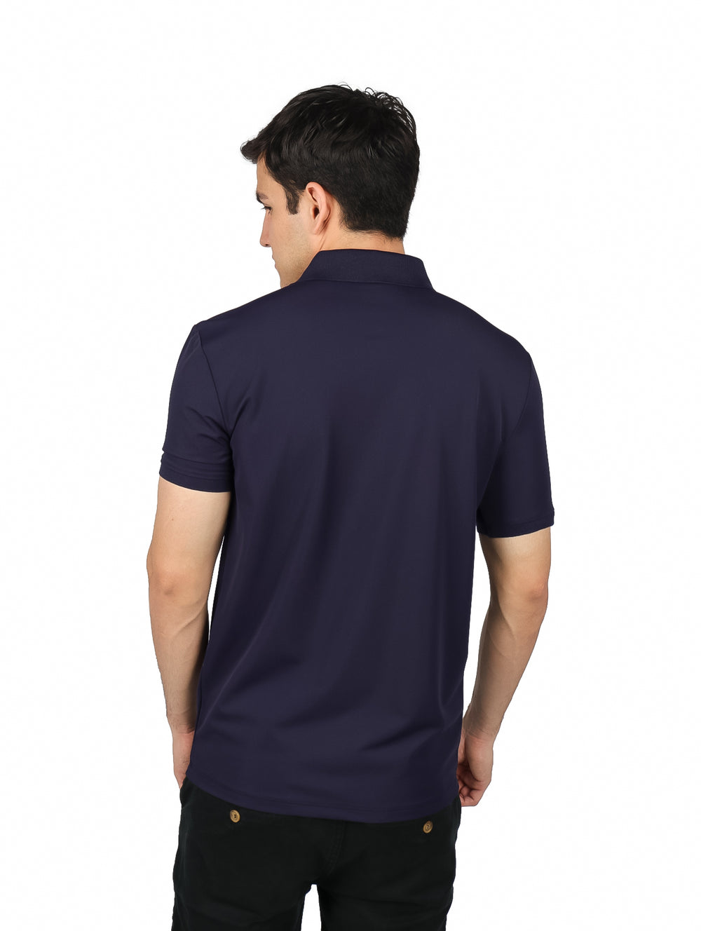 Hombre vistiendo playera polo color azul marino con detalles lineales discretos y pantalones negros.