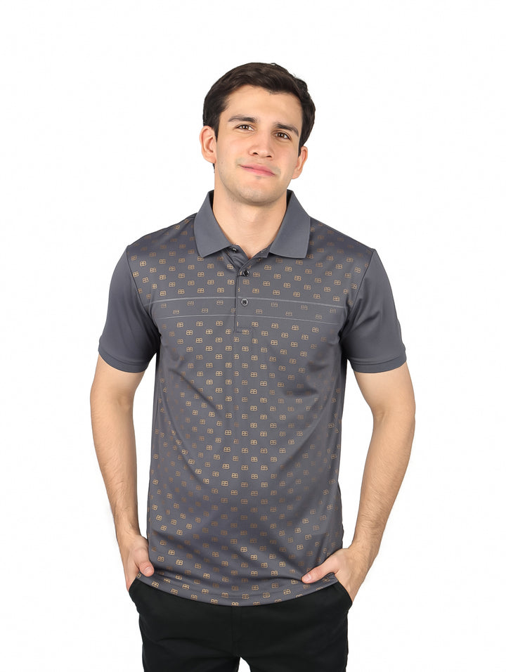 Playera polo color gris oscuro con estampado geométrico dorado y manga corta.