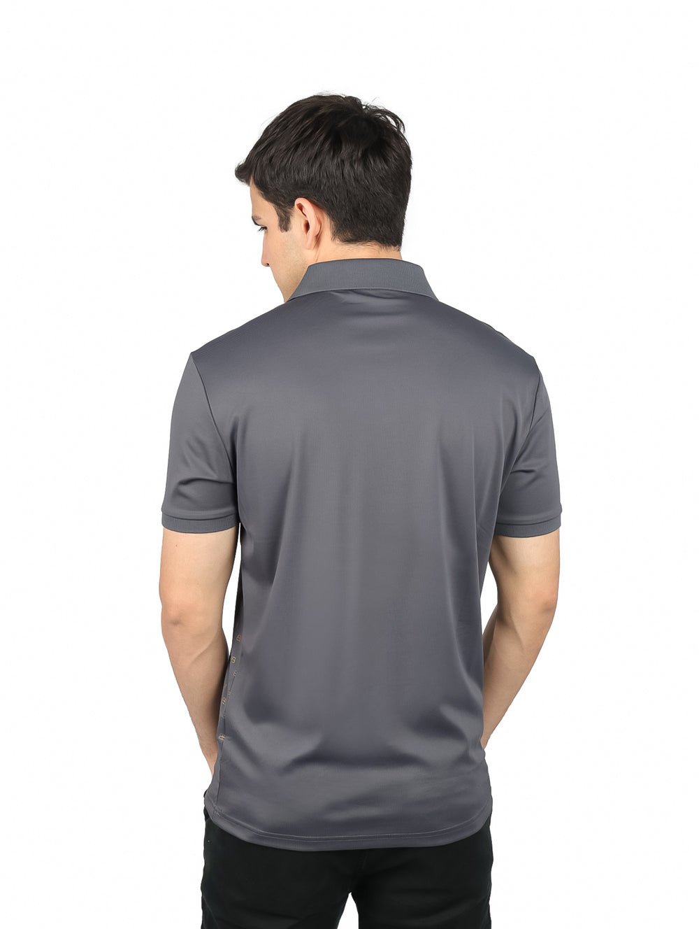 Playera polo color gris oscuro con estampado geométrico dorado y manga corta.