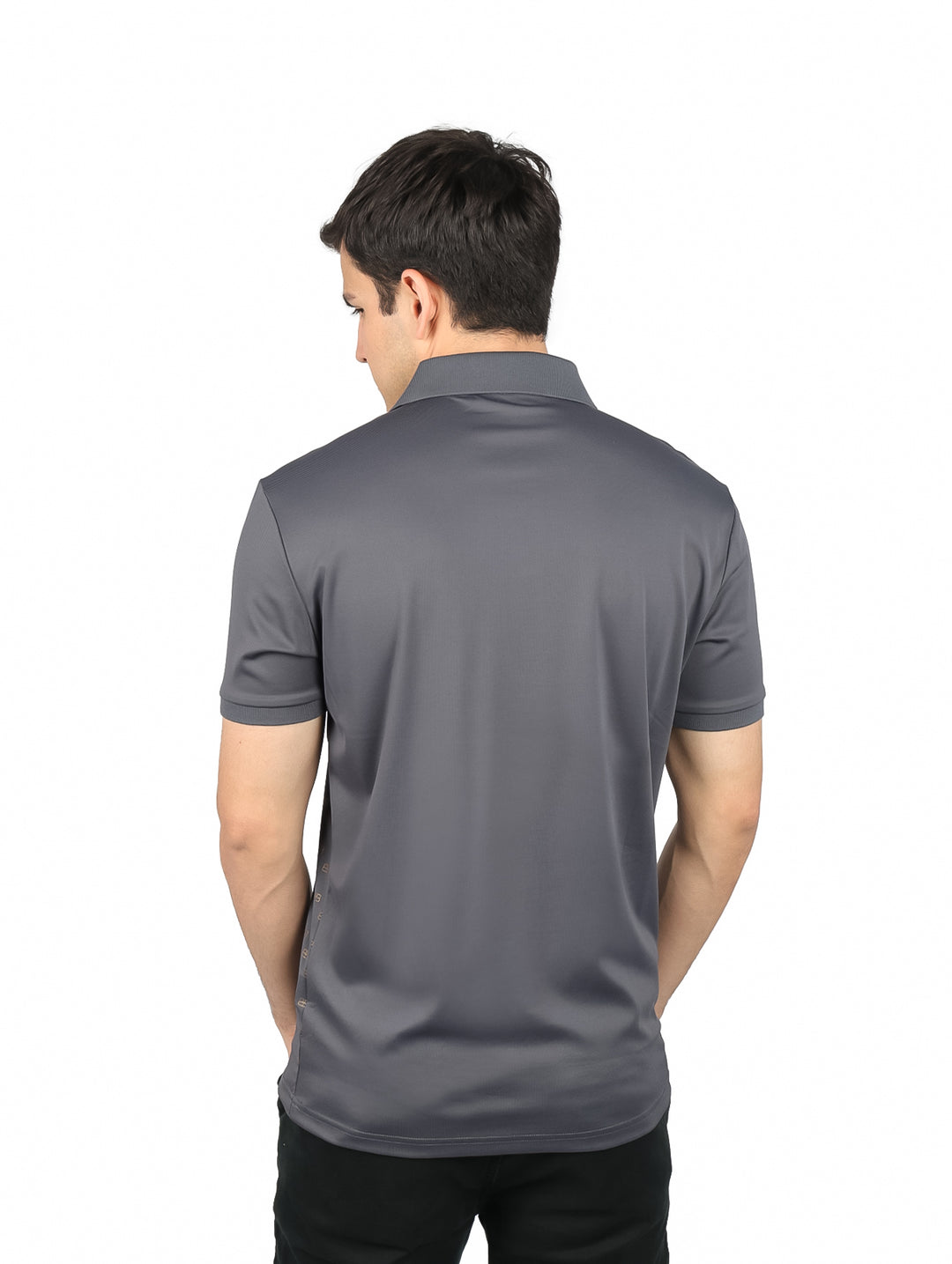 Playera polo color gris oscuro con estampado geométrico dorado y manga corta.