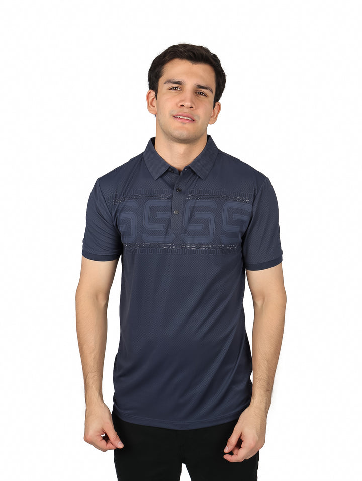 Hombre vistiendo playera polo color charcoal marca Pavini con diseño estampado en el pecho.