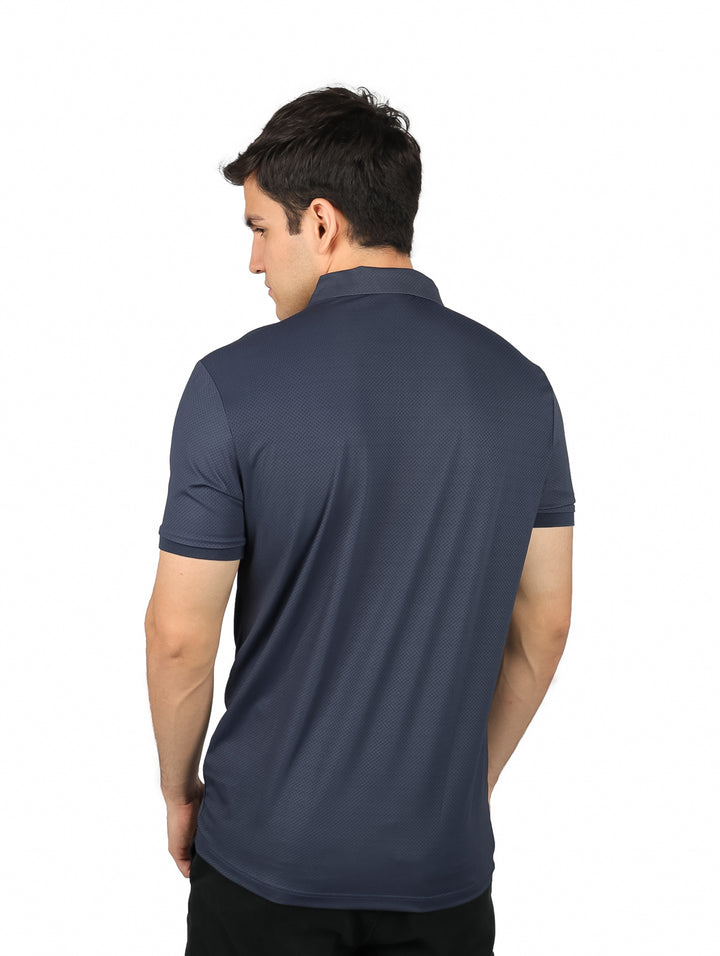 Hombre vistiendo playera polo color charcoal marca Pavini con diseño estampado en el pecho.
