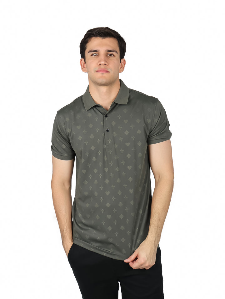 Hombre vistiendo polo color charcoal con estampado sutil de figuras geométricas.