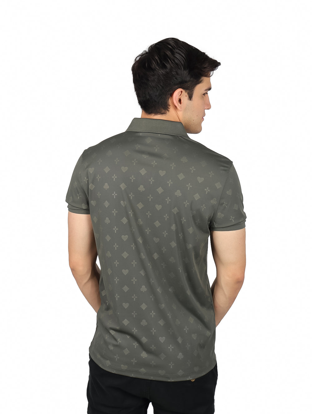 Hombre vistiendo polo color charcoal con estampado sutil de figuras geométricas.