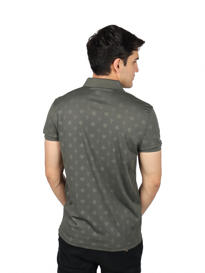 Hombre vistiendo polo color charcoal con estampado sutil de figuras geométricas.
