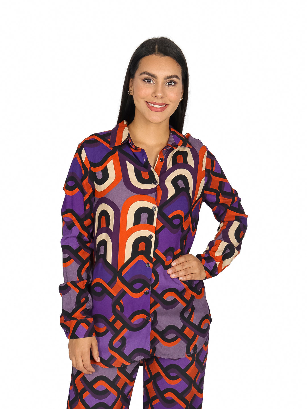 Mujer vistiendo camisa de manga larga con estampado geométrico en colores morado, naranja y beige.