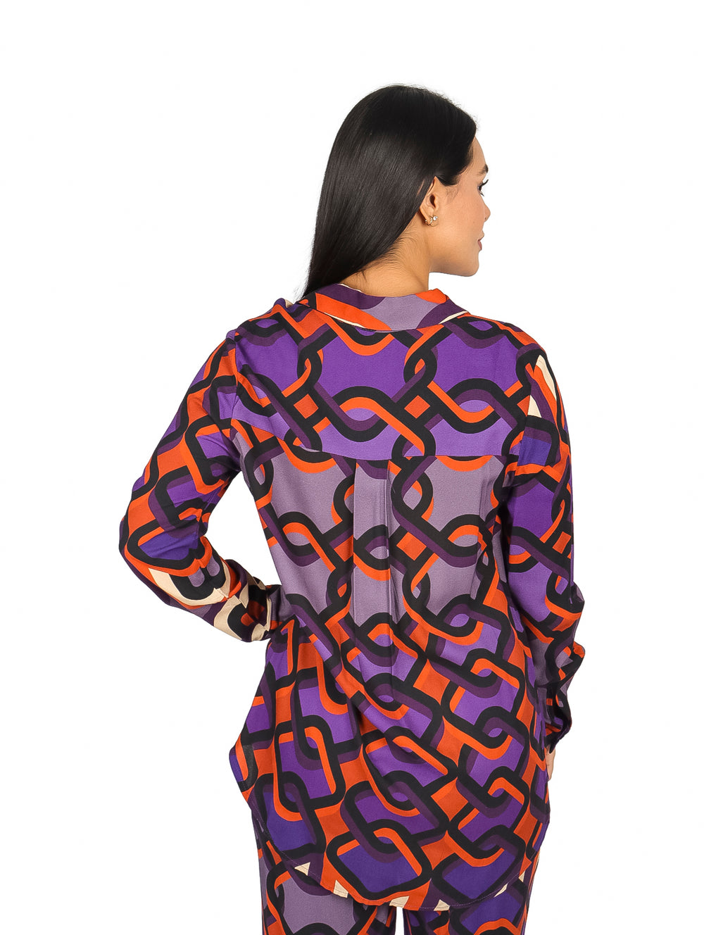 Mujer vistiendo camisa de manga larga con estampado geométrico en colores morado, naranja y beige.