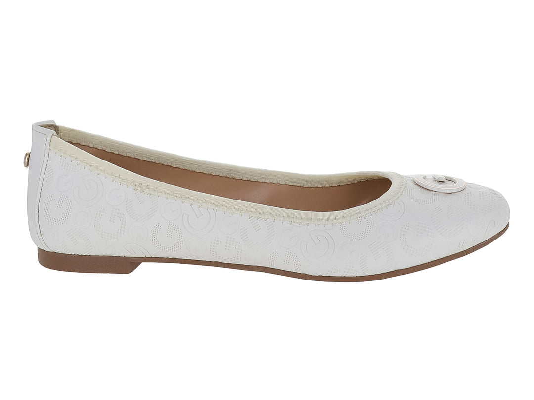 Zapatos planos para mujer color marfil con textura de monograma grabado y detalle decorativo en la punta.