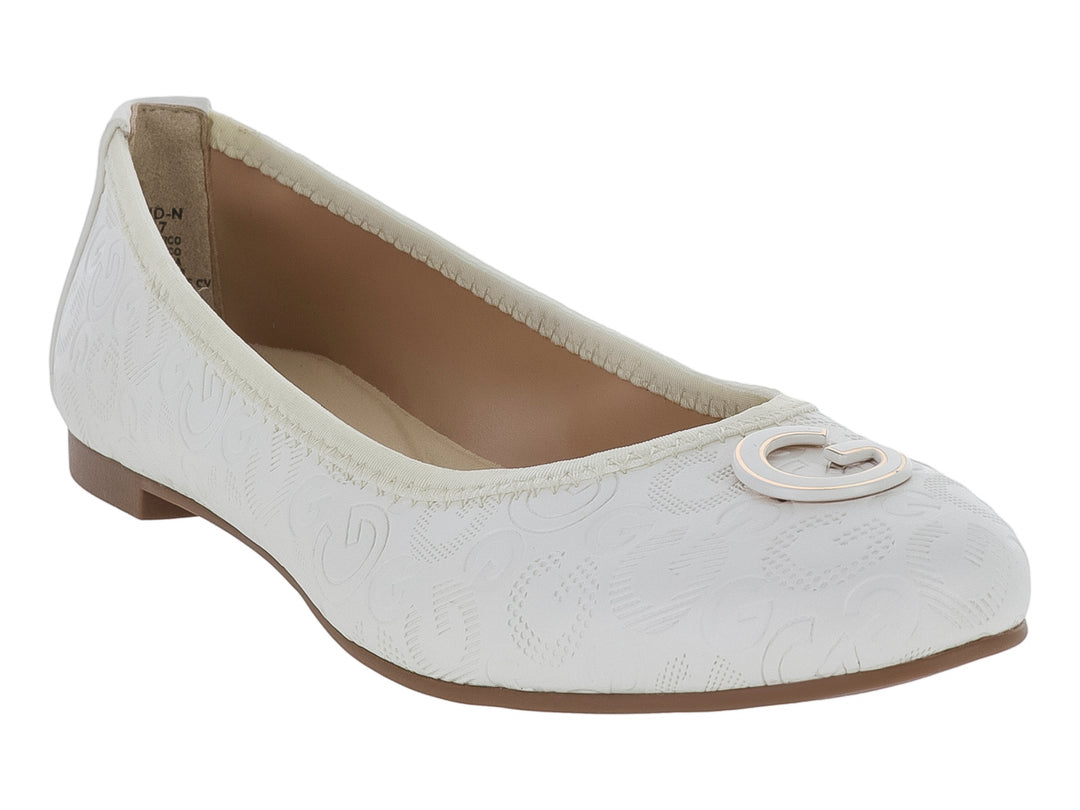Zapatos planos para mujer color marfil con textura de monograma grabado y detalle decorativo en la punta.