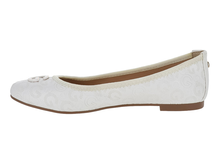 Zapatos planos para mujer color marfil con textura de monograma grabado y detalle decorativo en la punta.