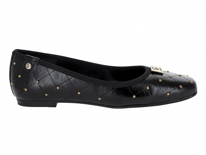 Zapato plano negro con diseño acolchado y tachuelas doradas decorativas.