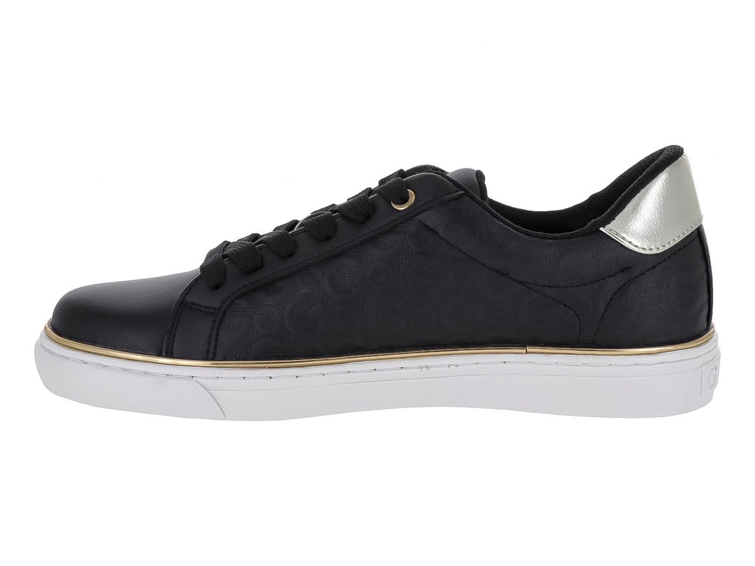 Tenis negros GBG con suela blanca, detalles en dorado y plateado, diseño casual para mujer.