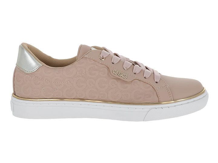 Tenis casuales color nude con patrón de monograma, suela blanca y detalle metálico en el talón.