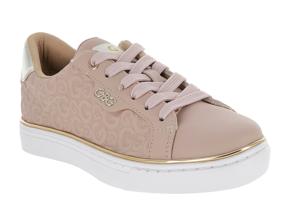 Tenis casuales color nude con patrón de monograma, suela blanca y detalle metálico en el talón.