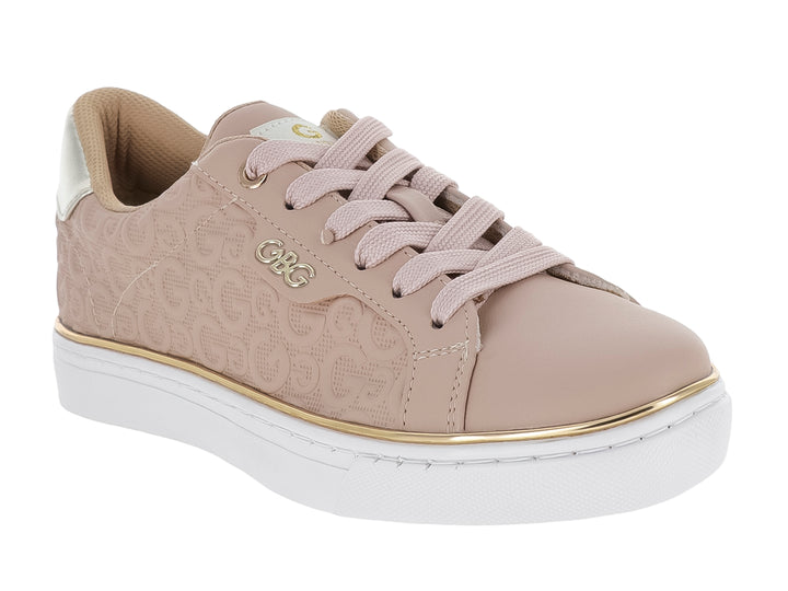 Tenis casuales color nude con patrón de monograma, suela blanca y detalle metálico en el talón.