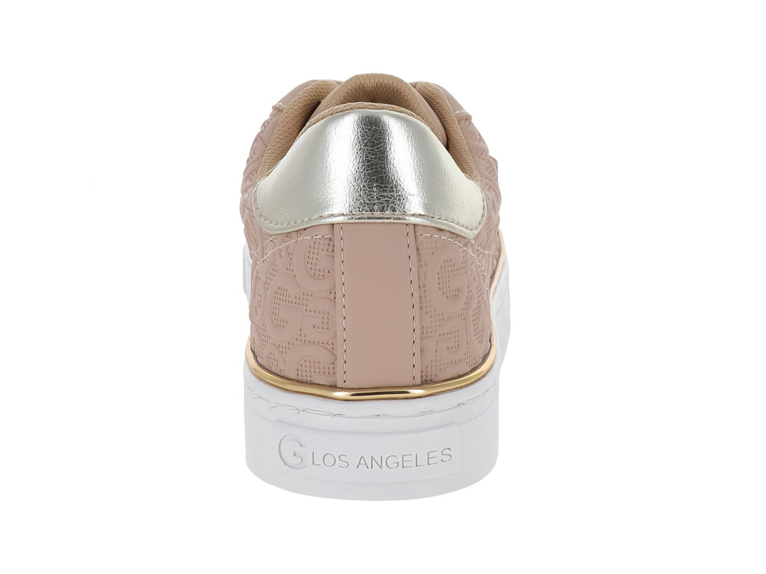Tenis casuales color nude con patrón de monograma, suela blanca y detalle metálico en el talón.