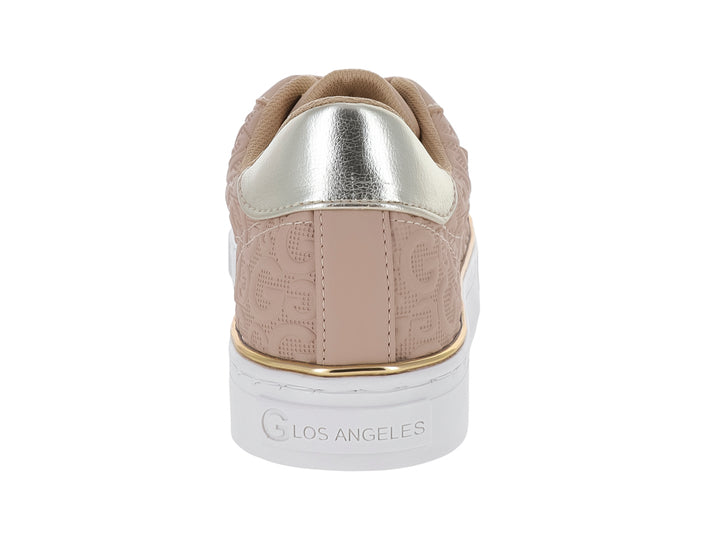 Tenis casuales color nude con patrón de monograma, suela blanca y detalle metálico en el talón.