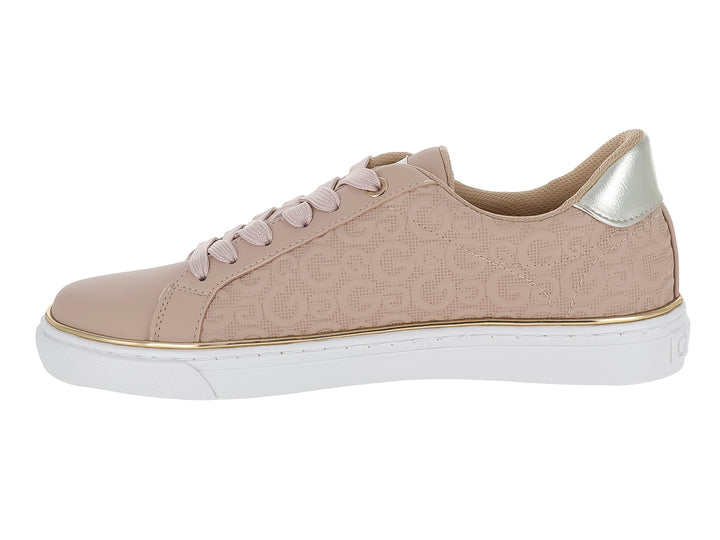 Tenis casuales color nude con patrón de monograma, suela blanca y detalle metálico en el talón.