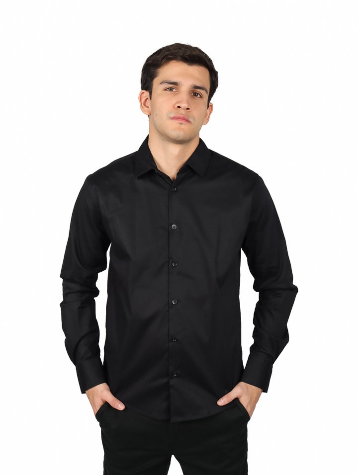 Hombre vistiendo una camisa negra de manga larga con cuello italiano.