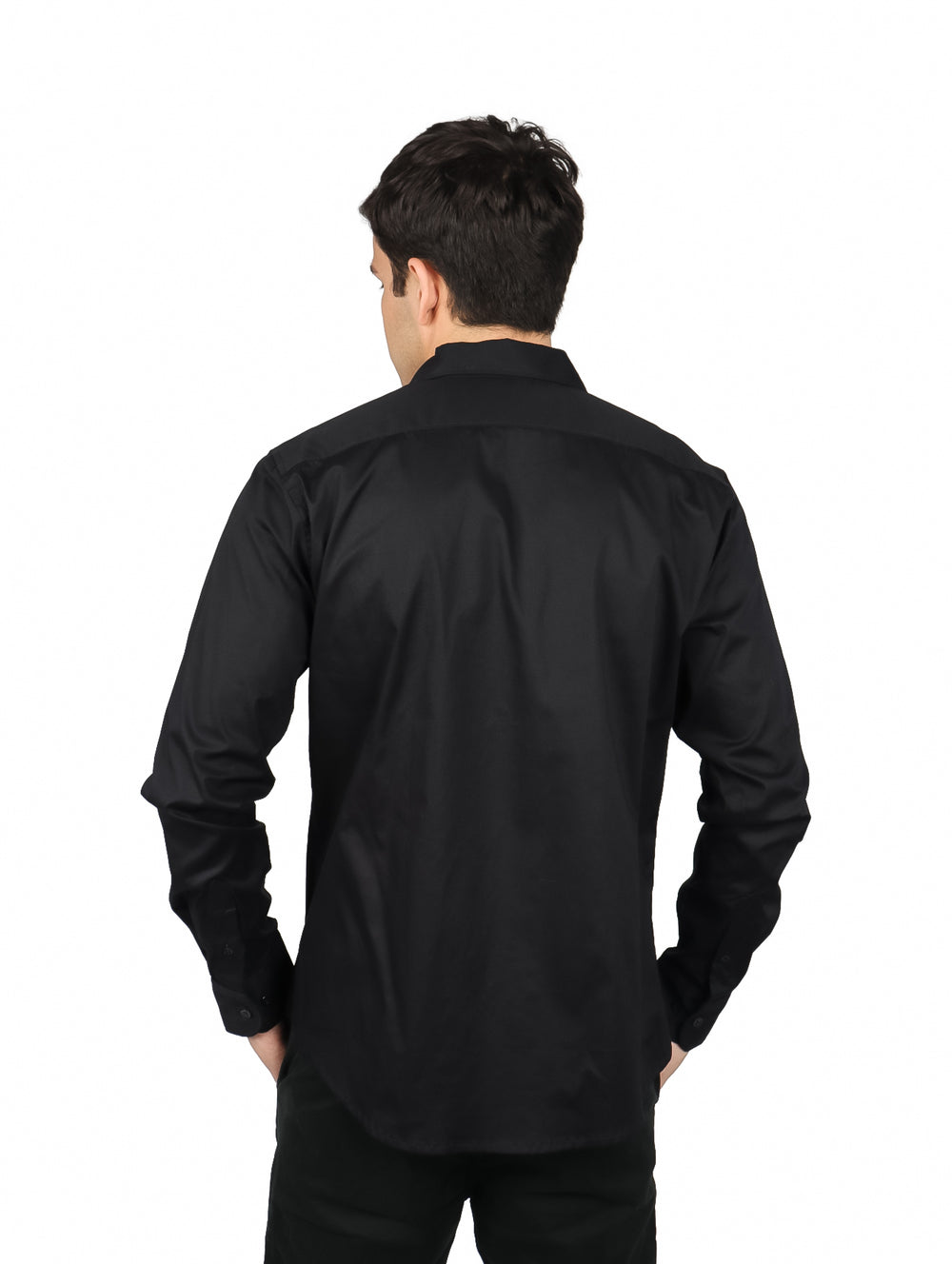 Hombre vistiendo una camisa negra de manga larga con cuello italiano.