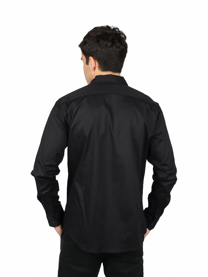 Hombre vistiendo una camisa negra de manga larga con cuello italiano.