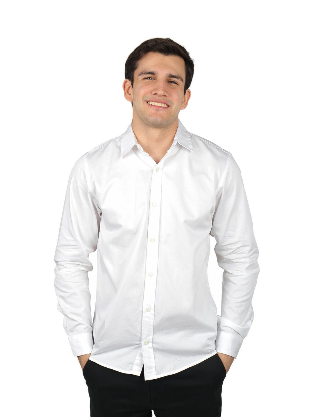 Hombre vistiendo una camisa blanca de manga larga con cuello italiano y pantalones negros.