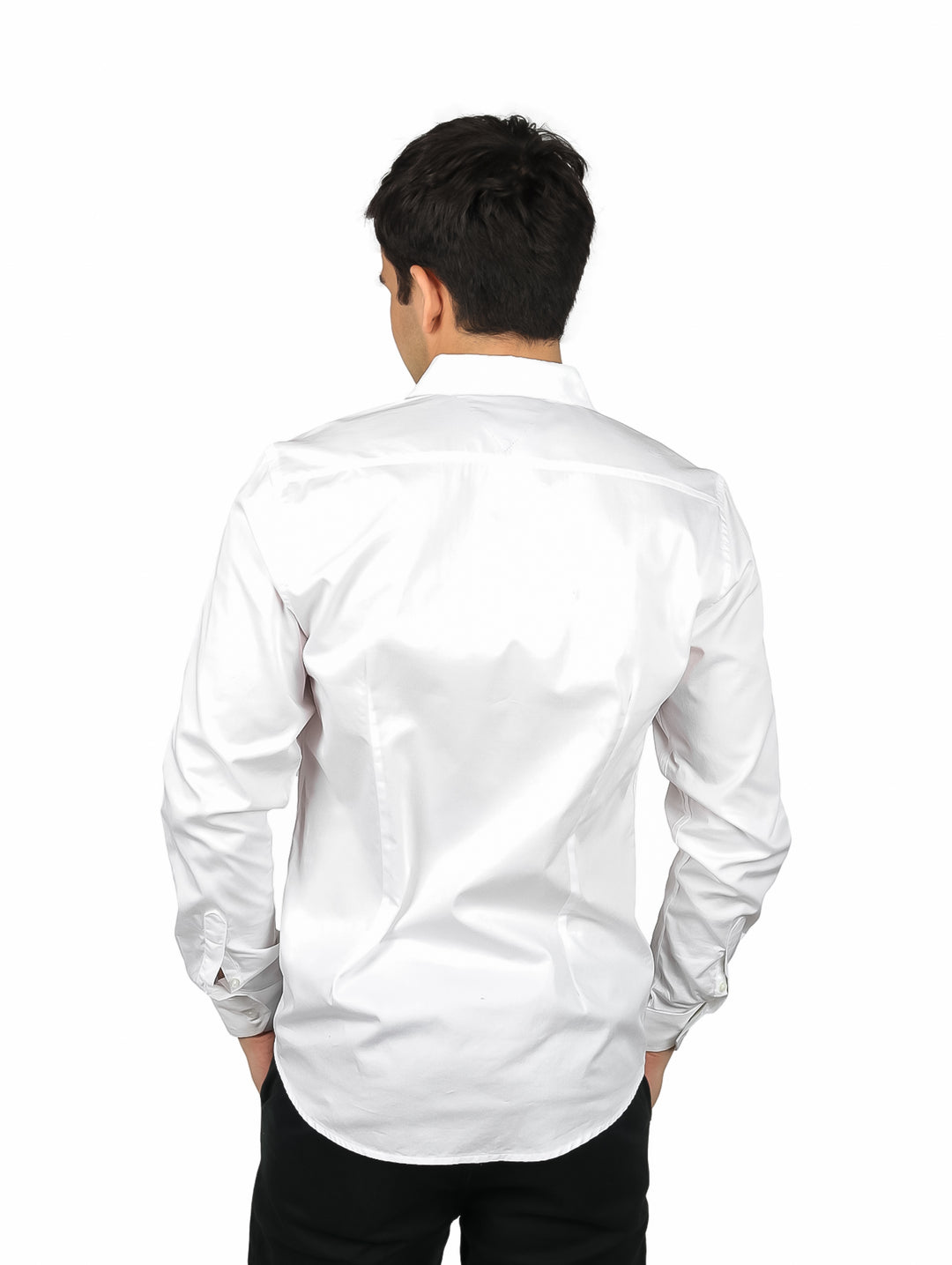 Hombre vistiendo una camisa blanca de manga larga con cuello italiano y pantalones negros.
