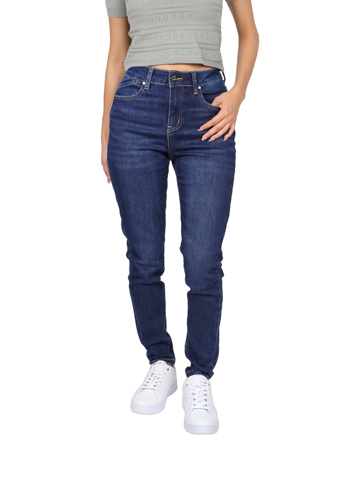 Mujer vistiendo pantalones jeans skinny de color azul oscuro y cintura alta.