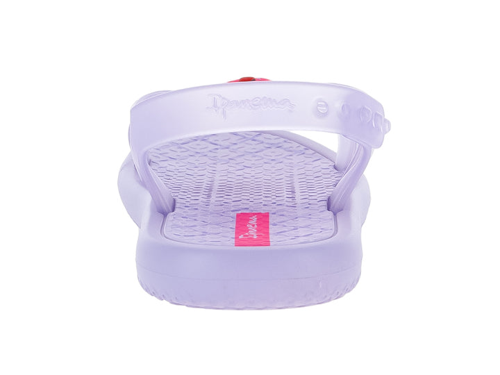 Sandalia infantil Ipanema color violeta lila perlado con adornos coloridos en la correa superior.